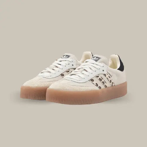 La Adidas Sambae Leopard OFF-WHITE possède une base en cuir beige avec les trois bandes en motif léopard. Le heel tab noir est accoré au branding et on retrouve une semelle surélevée en gomme de caoutchouc qui vient conclure cette magnifique paire de basket tendance.
