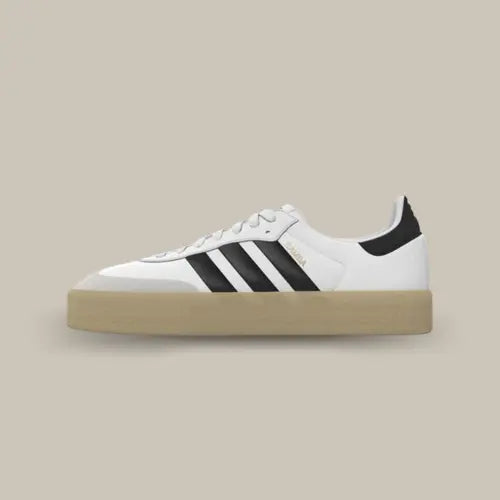 La Adidas Sambae White Black Gum de côté avec sa base en cuir premium blanc qui contraste avec les trois bandes en cuir noir accordé au heel tab. On trouve une épaisse semelle qui donne un aspect surélevé.