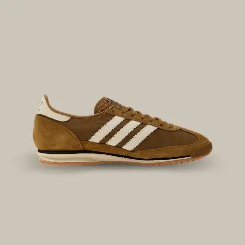 La Adidas SL 72 OG Bronze Strata vue de côté avec sa base marron et ses trois bandes blanches accordées au heel tab.