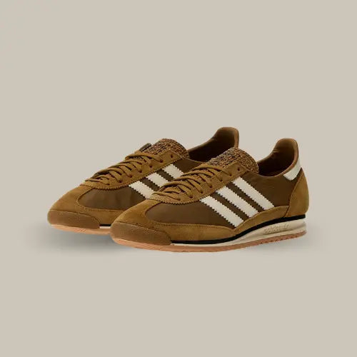 Plongez dans le style rétro avec la Adidas SL 72 OG Bronze Strata, une sneaker au charme vintage irrésistible. Son empeigne en nylon et suède marron rehaussée des trois bandes blanches emblématiques offre un look old-school parfait pour les amateurs de sneakers authentiques. Confortable et légère grâce à sa semelle crantée inspirée du running, cette SL 72 est idéale pour un style casual et tendance. Un modèle incontournable pour compléter vos outfits streetwear avec une touche rétro chic !