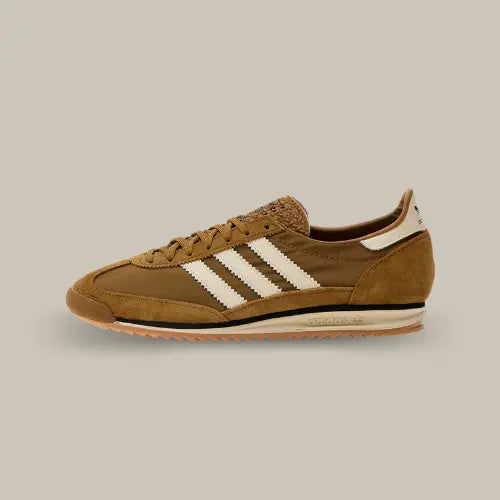 La Adidas SL 72 OG Bronze Strata vue de côté avec sa base marron et ses trois bandes blanches accordées au heel tab.