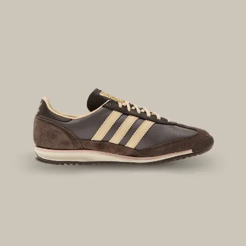 La Adidas SL 72 OG Charcoal Crystal Sand Brown vue de côté avec sa base en cuir marron et ses empiècements en daim ton sur ton. 