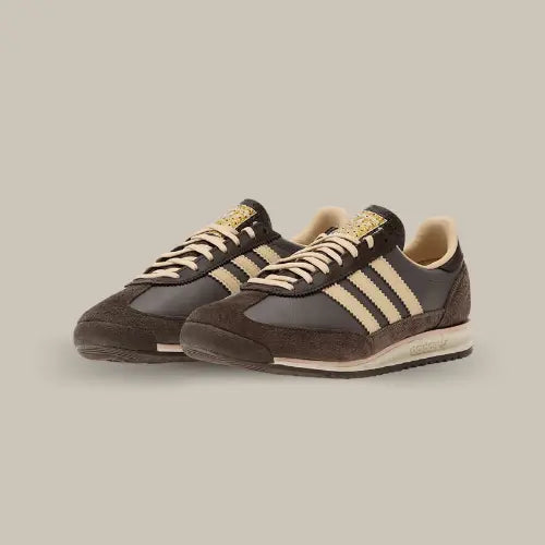 Les Adidas SL 72 OG Charcoal Crystal Sand Brown revisitent l’héritage emblématique de la SL 72 avec une touche moderne et sophistiquée. Cette paire allie une tige en cuir et empiècements en daim premium dans des tons marron, offrant un style à la fois rétro et polyvalent. Conçues pour allier confort et allure, elles s’appuient sur une semelle extérieure à crampons inspirée de la course pour une adhérence parfaite au quotidien.