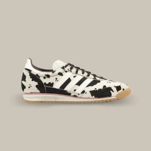La Adidas SL 72 OG Cow Print vue de côté avec sa base en imitation de peau de vache et ses trois bandes assorties au heel tab.