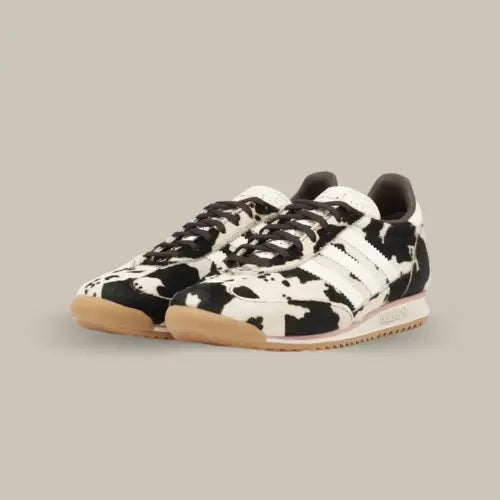 Affirme ton style avec audace grâce à la nouvelle Adidas SL 72 OG Cow Print. Cette réinterprétation pleine de caractère d’un modèle rétro emblématique mise sur un revêtement en poils synthétiques à imprimé vache, noir et blanc, pour un effet visuel unique. On retrouve l’ADN 70s de la SL 72 avec sa silhouette fuselée, sa semelle crantée typique et ses 3 bandes latérales contrastées. Le combo parfait entre nostalgie et tendance actuelle, rehaussé par une doublure rose pâle inattendue.