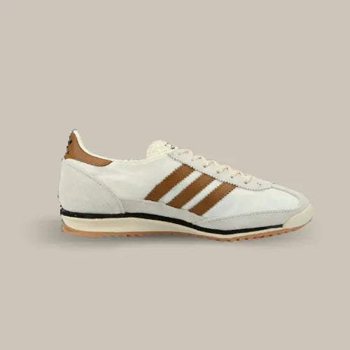 La Adidas SL 72 OG Cream White Bronze Strata vue de côté avec sa tige crème et ses trois bandes de couleur bronze accordées au heel tab.