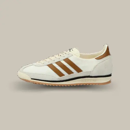 La Adidas SL 72 OG Cream White Bronze Strata vue de côté avec sa tige crème et ses trois bandes de couleur bronze accordées au heel tab.