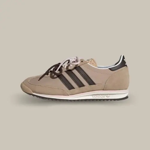 Adidas SL 72 OG Magic Beige Dark Brown vue latérale extérieure – sneakers rétro running Adidas en suède beige et bandes marron. Disponible sur Offsneakz.