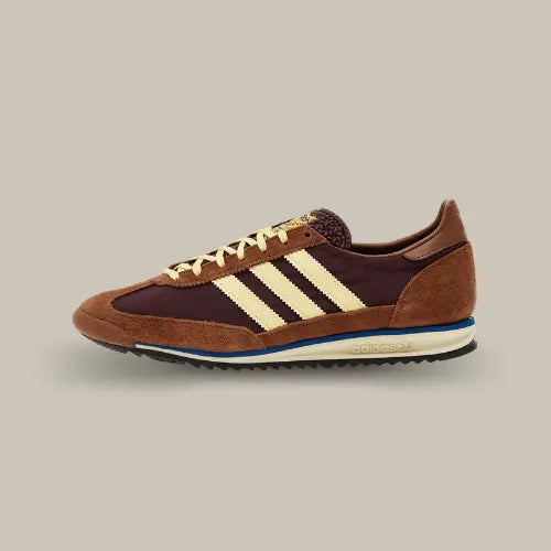 La Adidas SL 72 OG Preloved Brown vue de côté avec sa base de couleur marron composé de daim et de cuir et ses trois bandes crème.