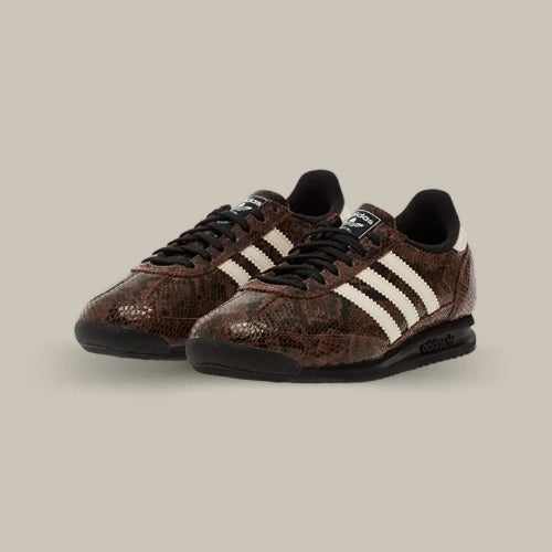 Paire de Adidas SL 72 OG Snakeskin Preloved Brown marron effet peau de serpent avec 3-Stripes crème, vue de trois quarts – OFFSNEAKZ.