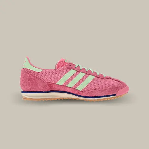 La Adidas SL 72 Pink Fusion  vue de côté avec sa base en daim rose et les trois bandes crème accordée au heel tab.