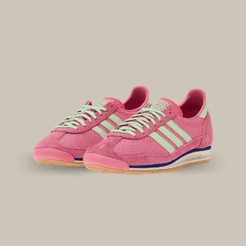 Affichez votre style rétro avec une touche audacieuse grâce aux Adidas SL 72 Pink Fusion. Ce modèle emblématique de la gamme Adidas SL 72 revient dans un coloris vibrant mêlant rose fusion et accents vert menthe, parfait pour un look unique et tendance. La tige en mesh respirant et en daim de qualité supérieure assure confort et durabilité, tandis que les bandes emblématiques apportent une touche classique indémodable. La semelle extérieure en caoutchouc gomme garantit une adhérence optimale.