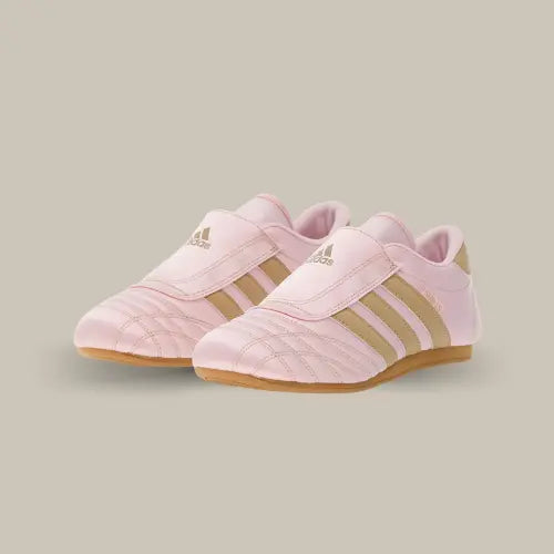 Paire de Adidas Taekwondo Clear Pink Magic Beige vue de trois quarts - Offsneakz