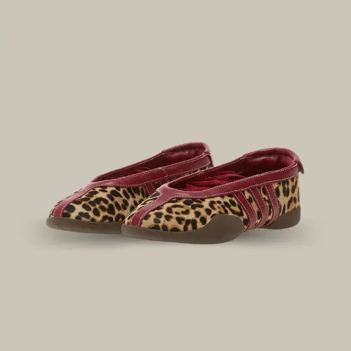 Paire de Adidas Taekwondo Mei Ballet Leopard Print Team Victory Red vue de trois quarts- Offsneakz