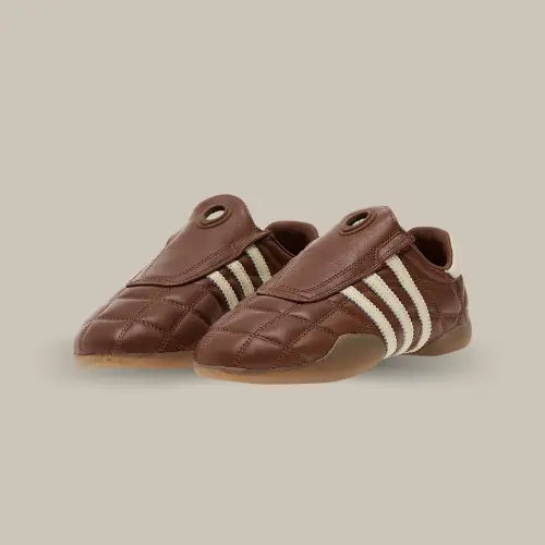 Paire de Adidas Taekwondo Mei Preloved Brown Cream White vue de trois quarts - Offsneakz