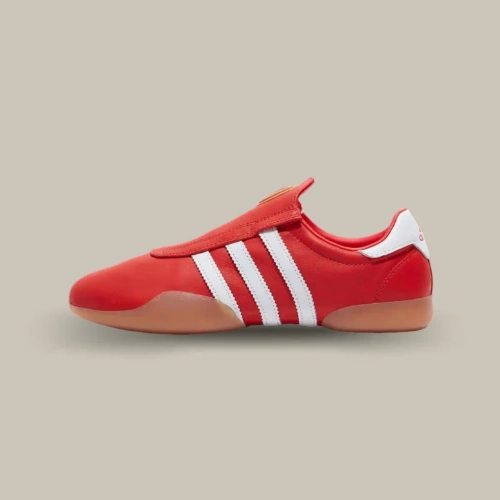 Adidas Taekwondo Mei Red Cloud White en cuir rouge avec 3-Stripes blanches et semelle gomme, vue de profil – disponible sur OFFSNEAKZ.
