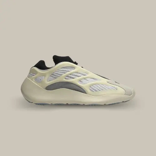 La Adidas Yeezy 700 V3 Azael possède un upper translucide faisant apparaître les motifs des deux anciennes versions. Une cage en plastique blanc crème phosphorescente est située au dessus des parties grisées. On retrouve des empiècements noirs autour des lacets qui contrastent avec le coloris clair de la paire. La semelle blanche est équipée du système adIPRENE qui vous assura un confort inégalé.