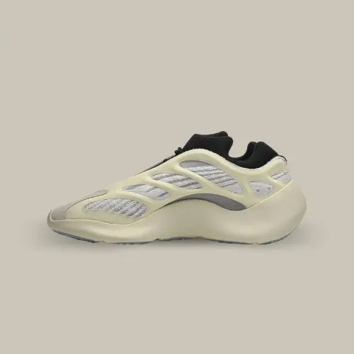 La Adidas Yeezy 700 V3 Azael possède un upper translucide faisant apparaître les motifs des deux anciennes versions. Une cage en plastique blanc crème phosphorescente est située au dessus des parties grisées. On retrouve des empiècements noirs autour des lacets qui contrastent avec le coloris clair de la paire. La semelle blanche est équipée du système adIPRENE qui vous assura un confort inégalé.