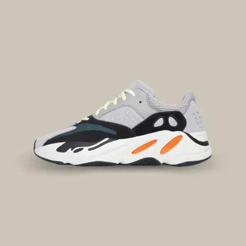 La Adidas Yeezy 700 Wave Runner Solid Grey possède une base en toile grise et en daim bleu très originale avec une semelle renforcée parsemée de touches orange. Les lacets jaunes clairs viennent donner une touche épurée à la paire.