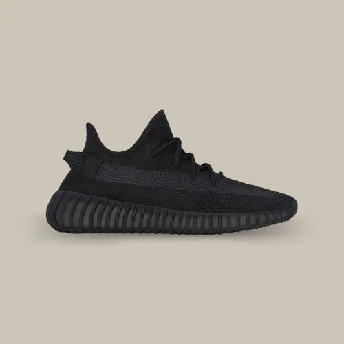 La Adidas Yeezy Boost 350 V2 Onyx possède une base en Primeknit noir avec une bande latérale qui vient donner tout le charme de la paire. On retrouve des lacets ronds et la semelle BOOST ton sur ton viennent conclure ce design avant-gardiste sortie tout droit de l'imagination de Kanye West.