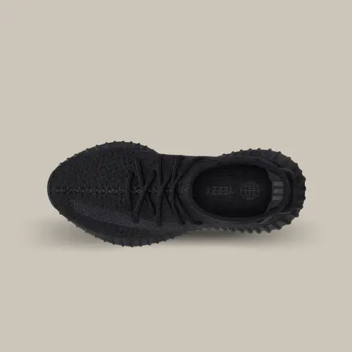 La Adidas Yeezy Boost 350 V2 Onyx possède une base en Primeknit noir avec une bande latérale qui vient donner tout le charme de la paire. On retrouve des lacets ronds et la semelle BOOST ton sur ton viennent conclure ce design avant-gardiste sortie tout droit de l'imagination de Kanye West.