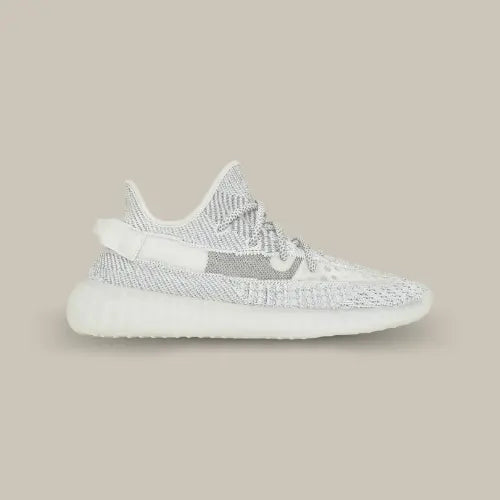 La Adidas Yeezy Boost 350 V2 Static (Non-Reflective) possède une base en Primeknit métallisé allant du gris clair au blanc. On retrouve la célèbre bande transparente sur le panneau latéral de la silhouette et la semelle BOOST blanche qui vient conclure la paire.