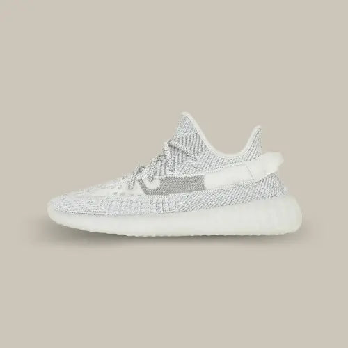 La Adidas Yeezy Boost 350 V2 Static (Non-Reflective) possède une base en Primeknit métallisé allant du gris clair au blanc. On retrouve la célèbre bande transparente sur le panneau latéral de la silhouette et la semelle BOOST blanche qui vient conclure la paire.