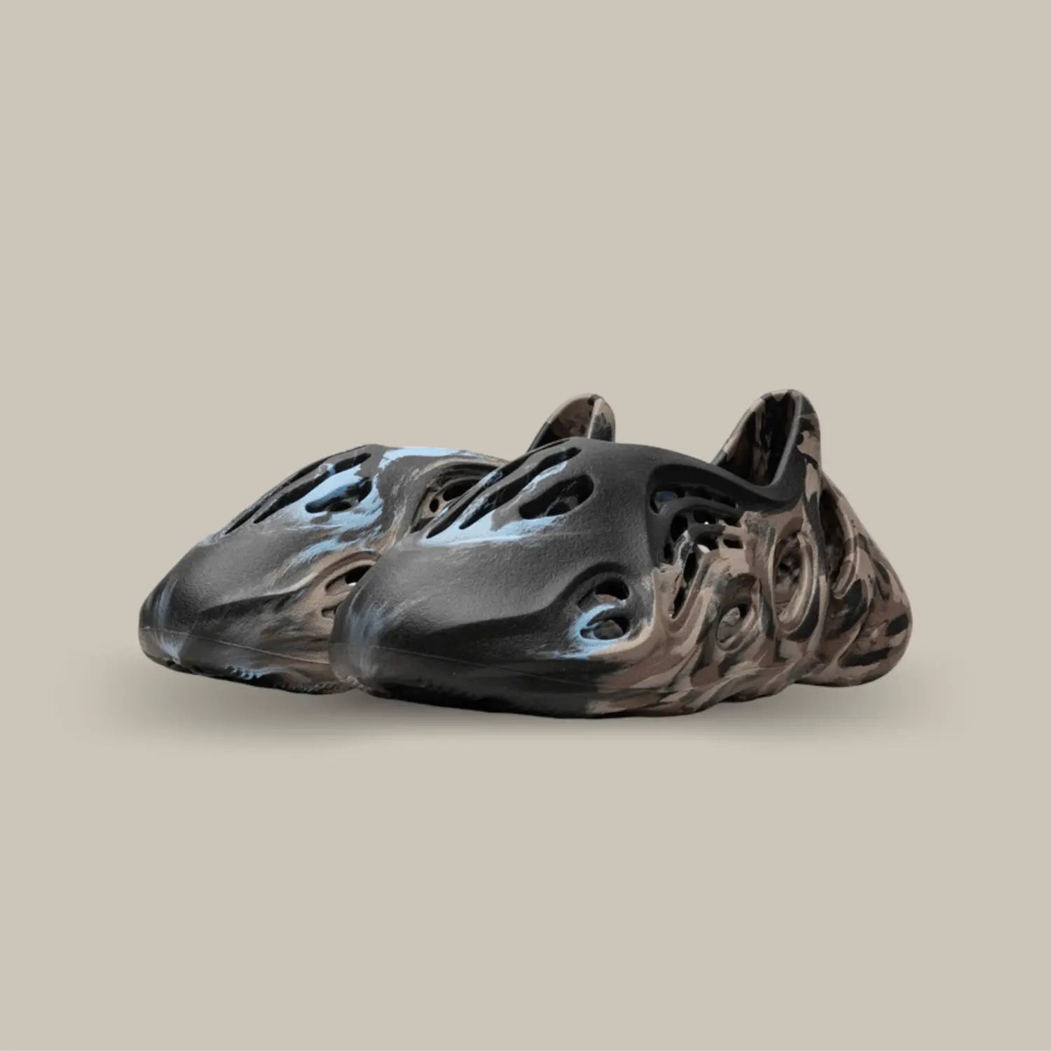 La Adidas Yeezy Foam Runner Brown Blue possède une structure atypique avec un coloris très imaginatif où l’on retrouve du noir, du marron et du bleu. Comme à son habitude, la célèbre mousse EVA est là pour assurer un confort sans égal.