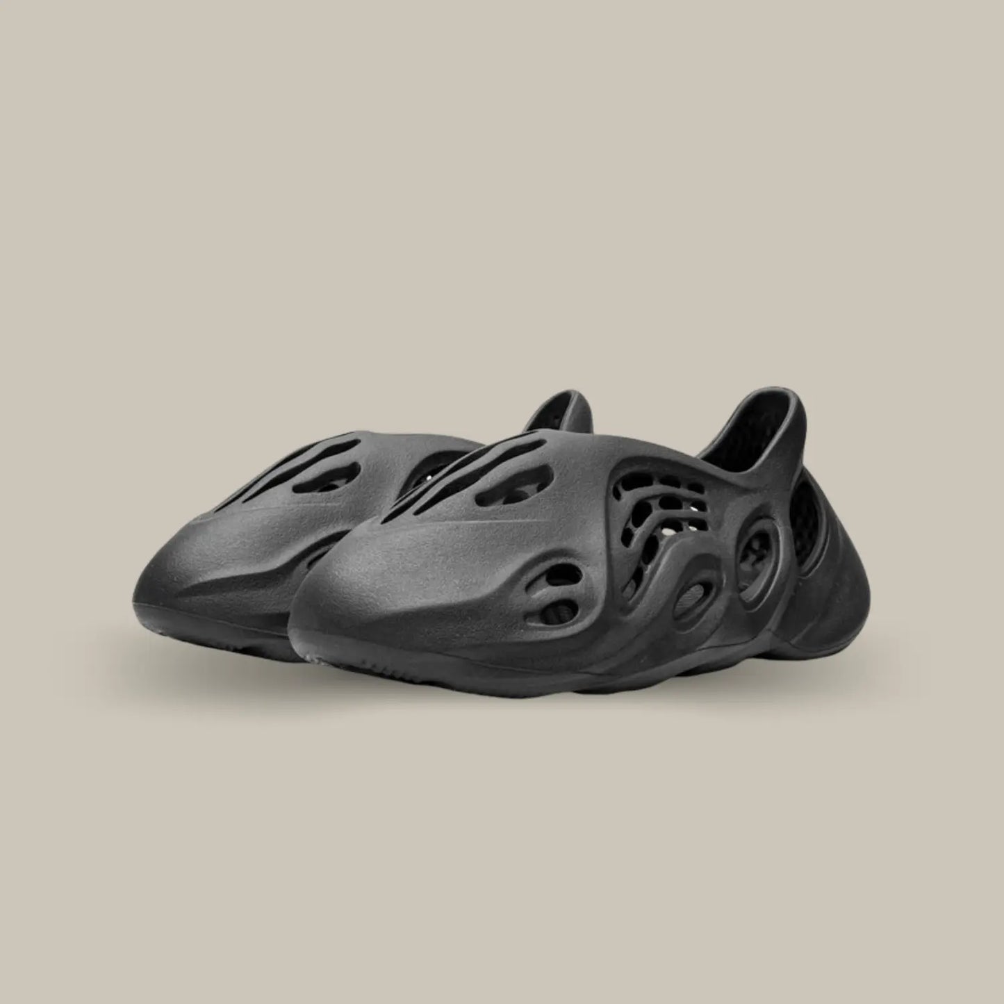 La Adidas Yeezy Foam Runner Onyx possède une structure atypique avec son coloris monochrome noir anthracite, on retrouve la célèbre mousse EVA pour assurer un confort sans égal.