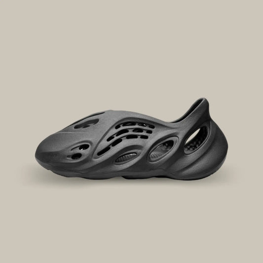 La Adidas Yeezy Foam Runner Onyx de coté avec sa structure atypique, son coloris monochrome noir anthracite et sa semelle en mousse EVA.