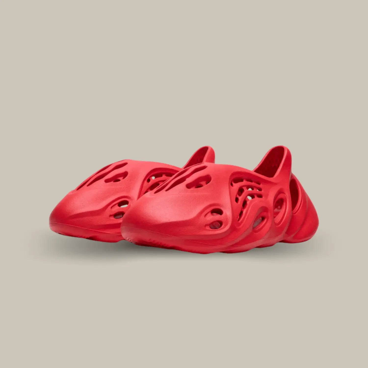 La Adidas Yeezy Foam Runner Vermillon possède une structure atypique avec son coloris monochrome rouge vif, on retrouve la célèbre mousse EVA pour assurer un confort sans égal.