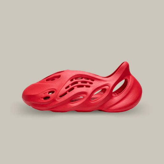 La Adidas Yeezy Foam Runner Vermillon de coté avec sa structure atypique et son coloris monochrome rouge vif.