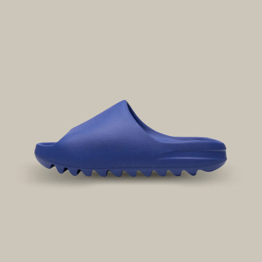 La Yeezy Slide Azure de coté, cette claquet avec son coloris monochrome bleu roi et sa structure en mousse EVA. La Yeezy Slide Azure de coté, cette claquette avec son coloris monochrome bleu roi et sa structure en mousse EVA.