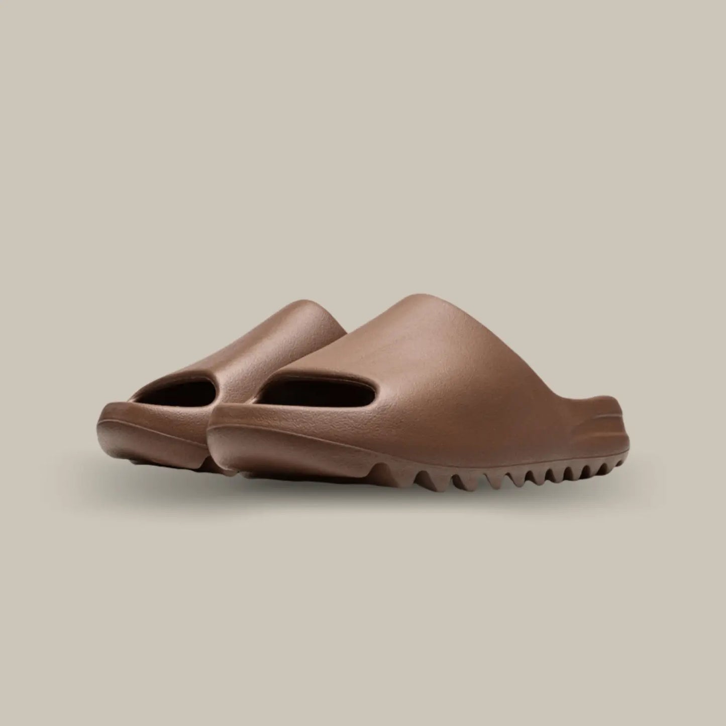 La Adidas Yeezy Slide Flax de coté, cette claquette avec son coloris monochrome marron chocolat et sa structure en mousse EVA.