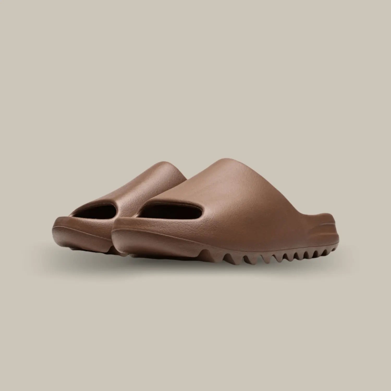 La Adidas Yeezy Slide Flax de coté, cette claquette avec son coloris monochrome marron chocolat et sa structure en mousse EVA.