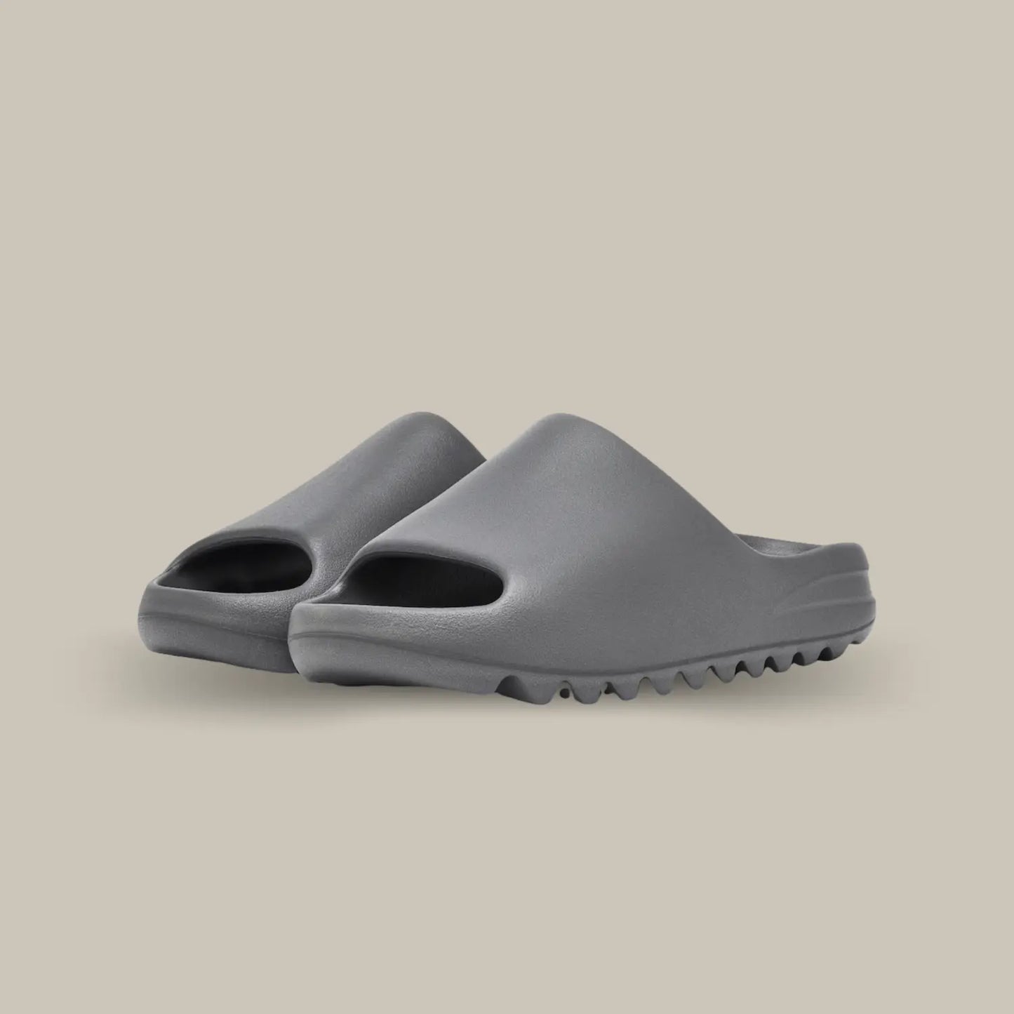 La Yeezy Slide « Granite », cette claquette avec son coloris monochrome gris et sa structure en mousse EVA.