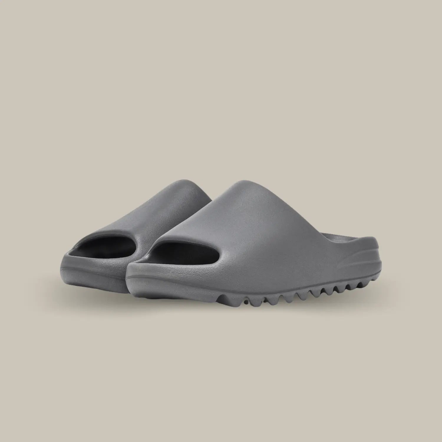 La Yeezy Slide « Granite », cette claquette avec son coloris monochrome gris et sa structure en mousse EVA.