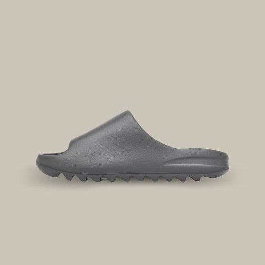 La Yeezy Slide « Granite » de coté, cette claquette avec son coloris monochrome gris et sa structure en mousse EVA.