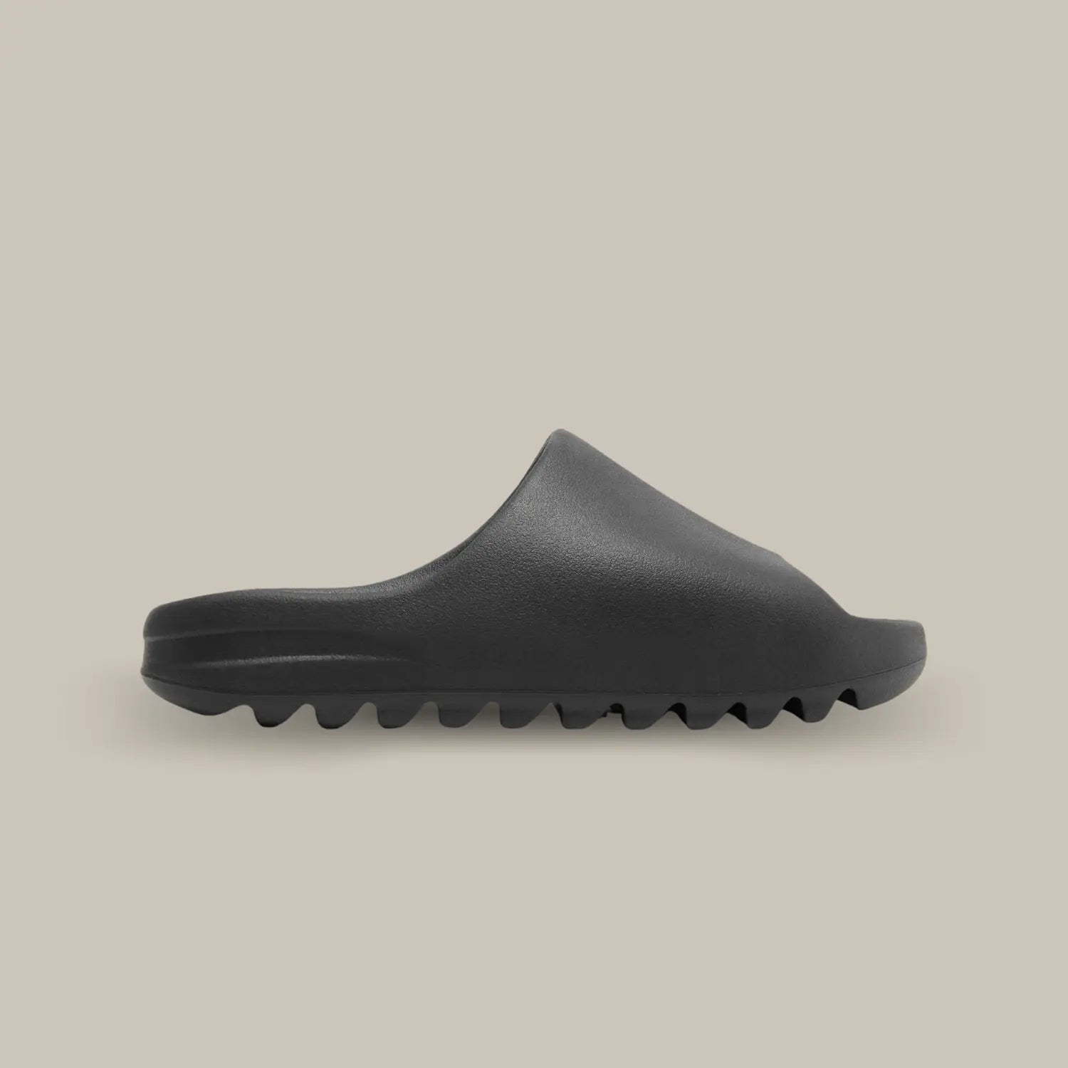 La Yeezy Slide Onyx, cette claquette avec son coloris monochrome noir et sa structure en mousse EVA.