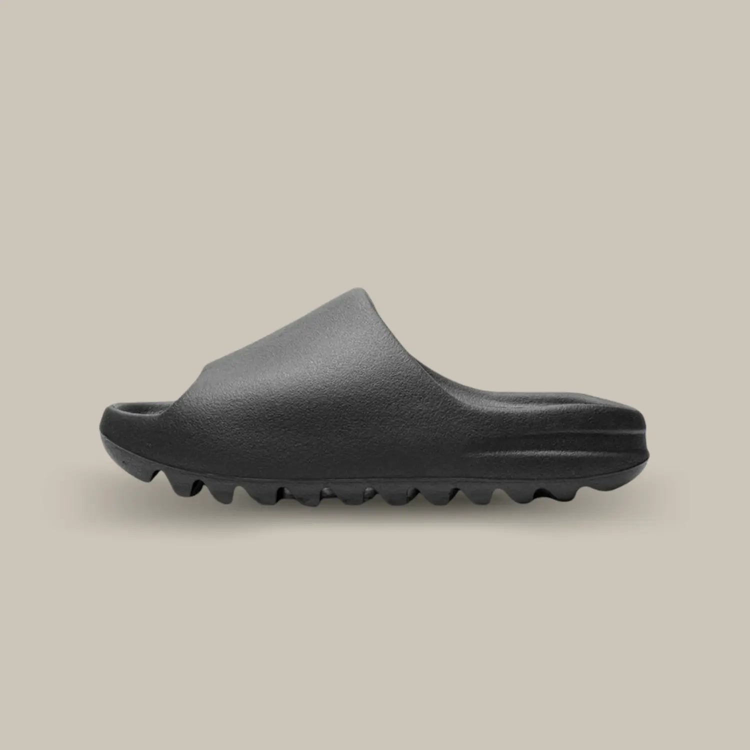 La Yeezy Slide Onyx, cette claquette avec son coloris monochrome noir et sa structure en mousse EVA.