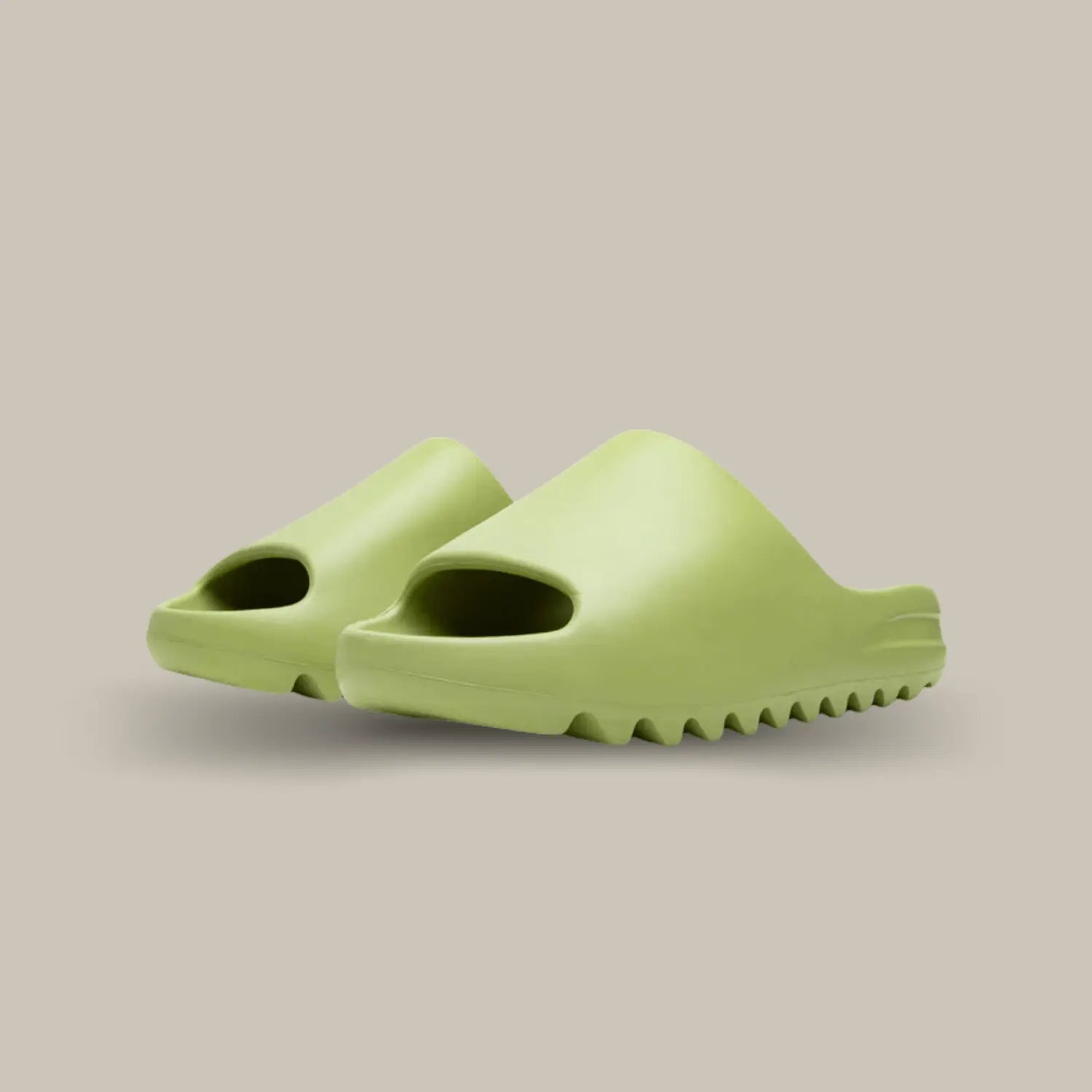 La Yeezy Slide Resin présente une base unie vêtue de vert, on note une mousse EVA et une semelle dentelée, apportant la touche finale de ce design.