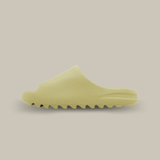 La Yeezy Slide Resin de coté, cette claquette avec son coloris monochrome vert et sa semelle en mousse EVA.