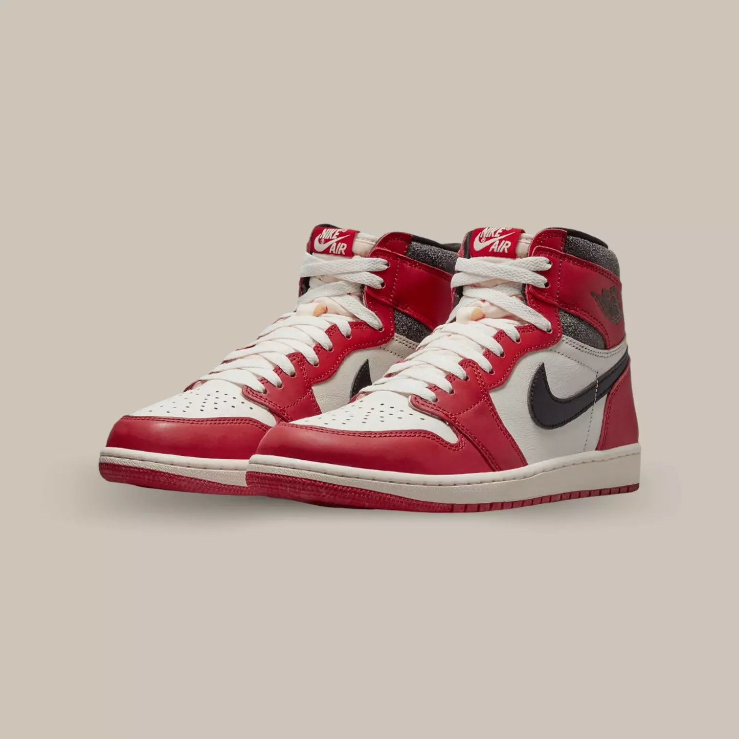 La Air Jordan 1 High Chicago Lost And Found arbore une base en cuir blanc à la finition craquelée que l’on retrouve également sur le col en cuir noir. Tout la structure affiche des superpositions de cuir rouge au look rappelant le code couleur emblématique de l’équipe des Chicago Bulls.