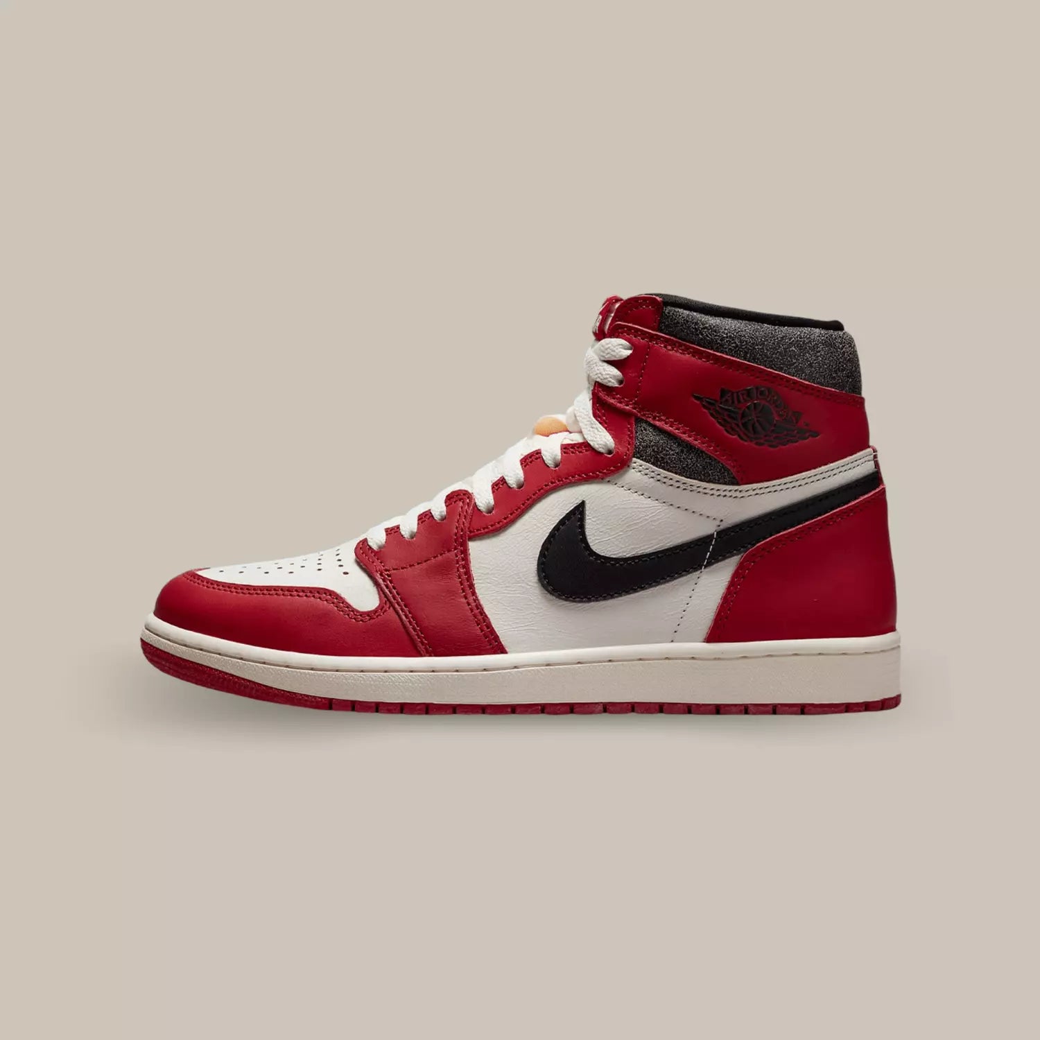 La Air Jordan 1 High Chicago Lost And Found de coté avec une base en cuir blanc à la finition craquelée que l’on retrouve également sur le col en cuir noir et superpositions en cuir rouge.