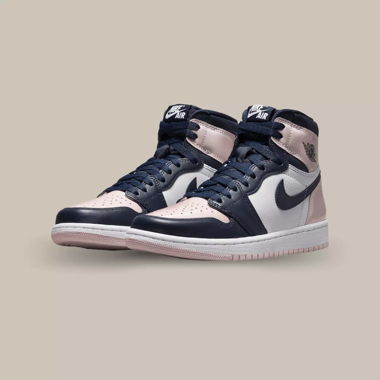 La Air Jordan 1 High OG Atmosphere affiche une tige en cuir blanc aux empiècements bleus obsidian, On retrouve également sur la paire du cuir vernis rose aux teintes bubble gum.