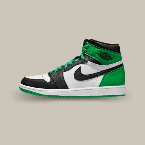 La Air Jordan 1 High OG Lucky Green vue côté avec sa base en cuir blanc et ses superpositions en cuir vert et noir.