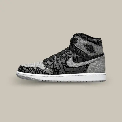 La Air Jordan 1 High OG Rebellionaire vue de côté avec sa base en cuir noir, ses empiècements gris et le écritures "They can't stop you from wearing them" sur toute l'empeigne.