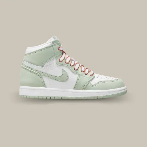 Air Jordan 1 High OG Seafoam – sneaker emblématique Jordan 1 en cuir blanc et vert pastel, à retrouver sur Offsneakz.