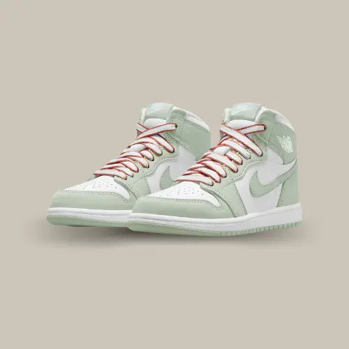 Air Jordan 1 High OG Seafoam – baskets haut de gamme au coloris vert menthe et blanc, design iconique disponible sur Offsneakz.