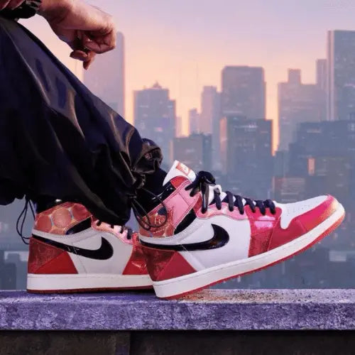 La Air Jordan 1 High OG Spider-Man portée avec un pantalon en vinyle noir.